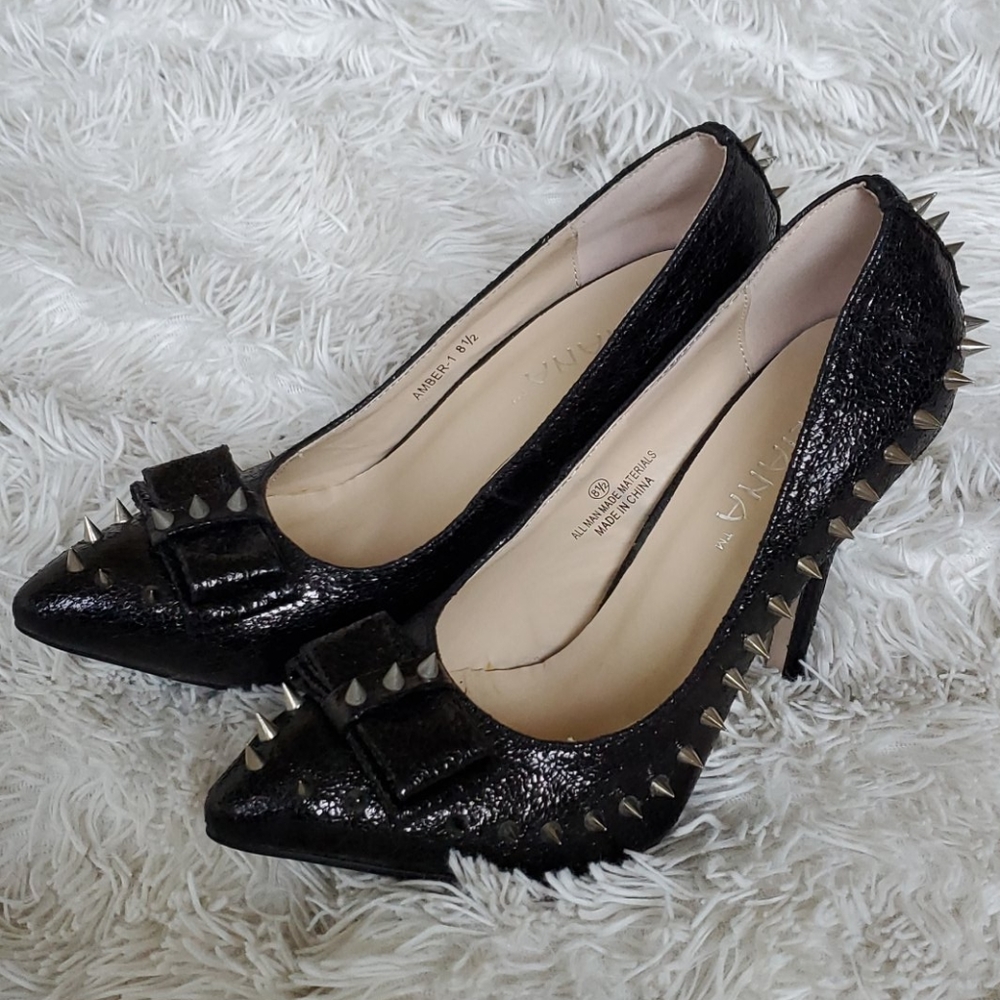 Spiked high heels with studs 🖤